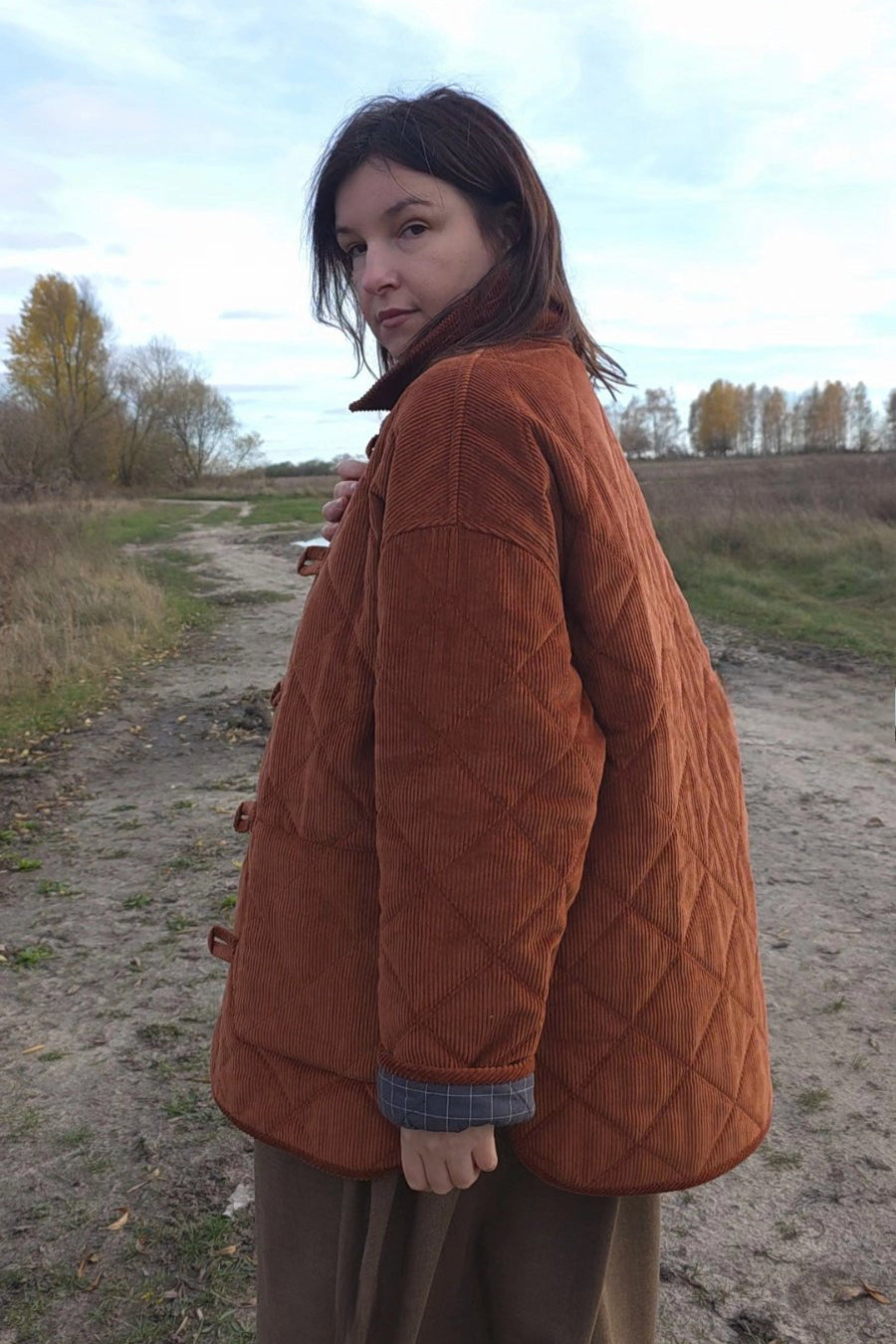 Natural corduroy jacket outfit for women, quilted texture, wooden buttons, relaxed autumn spring look outdoors