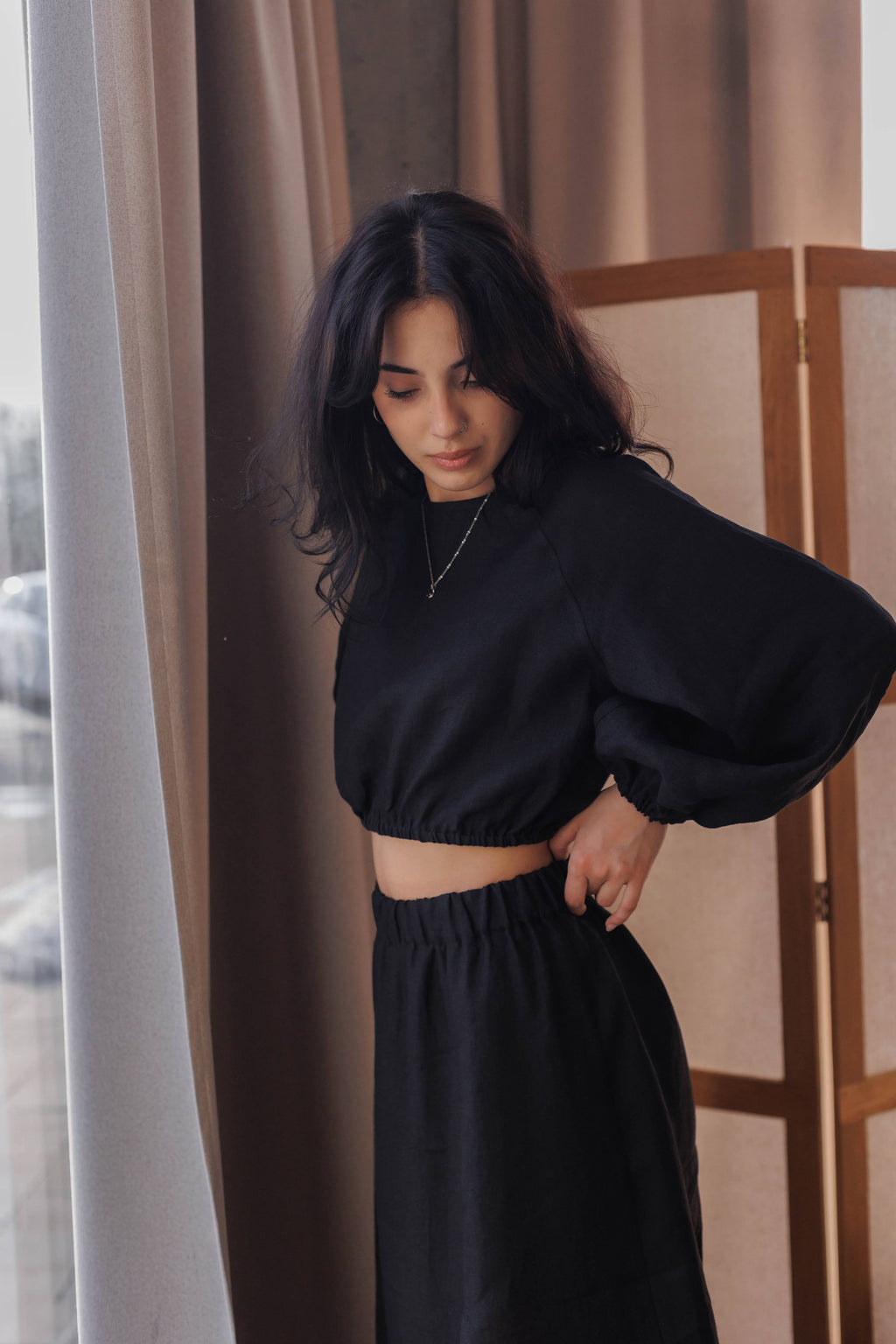 Elegant short black blouse made of 100% stonewashed linen, featuring puff sleeves and a comfortable fit.