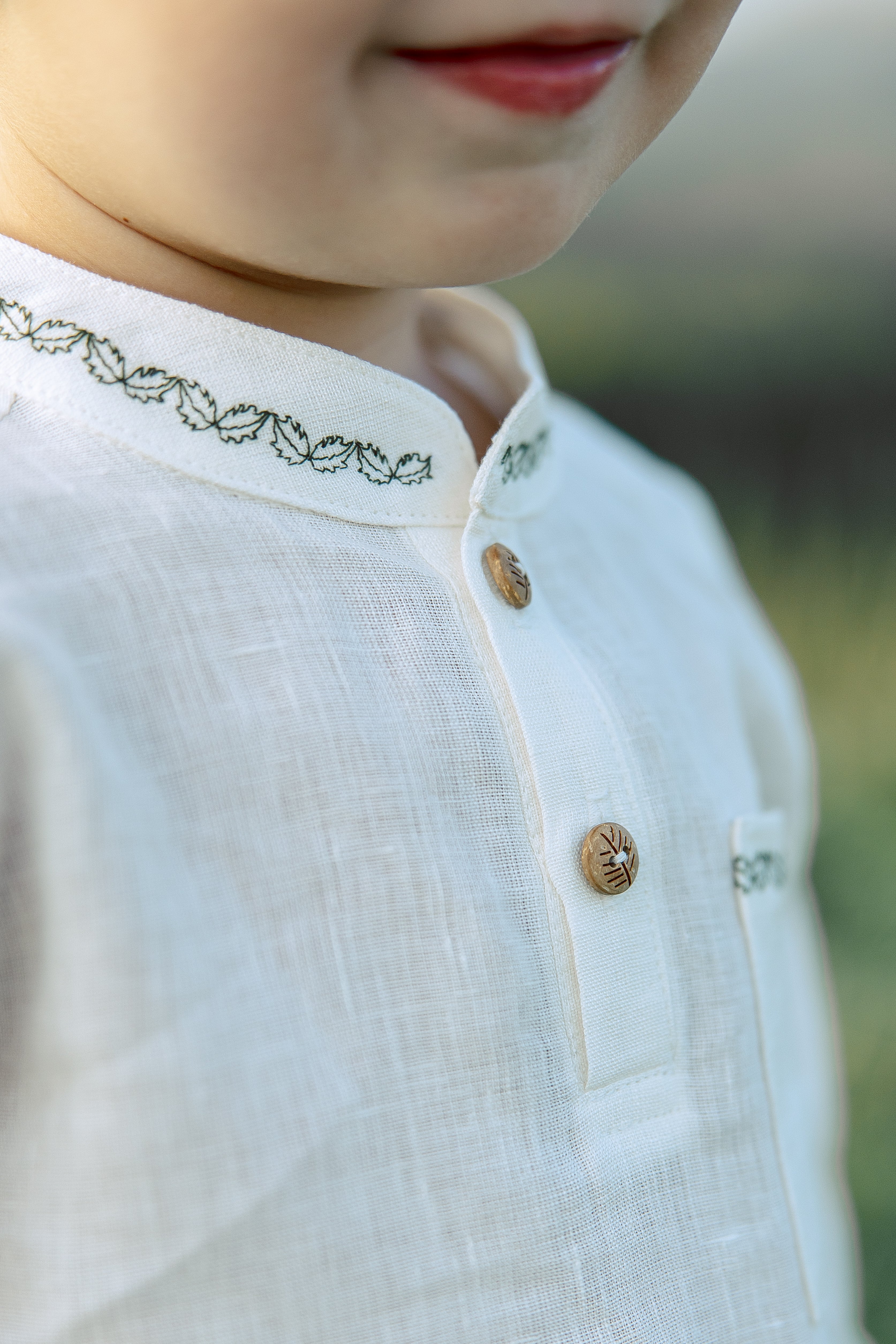 Toddler boys’ dress shirt in white linen with minimalist embroidery, breathable and comfortable 100% natural fabric.