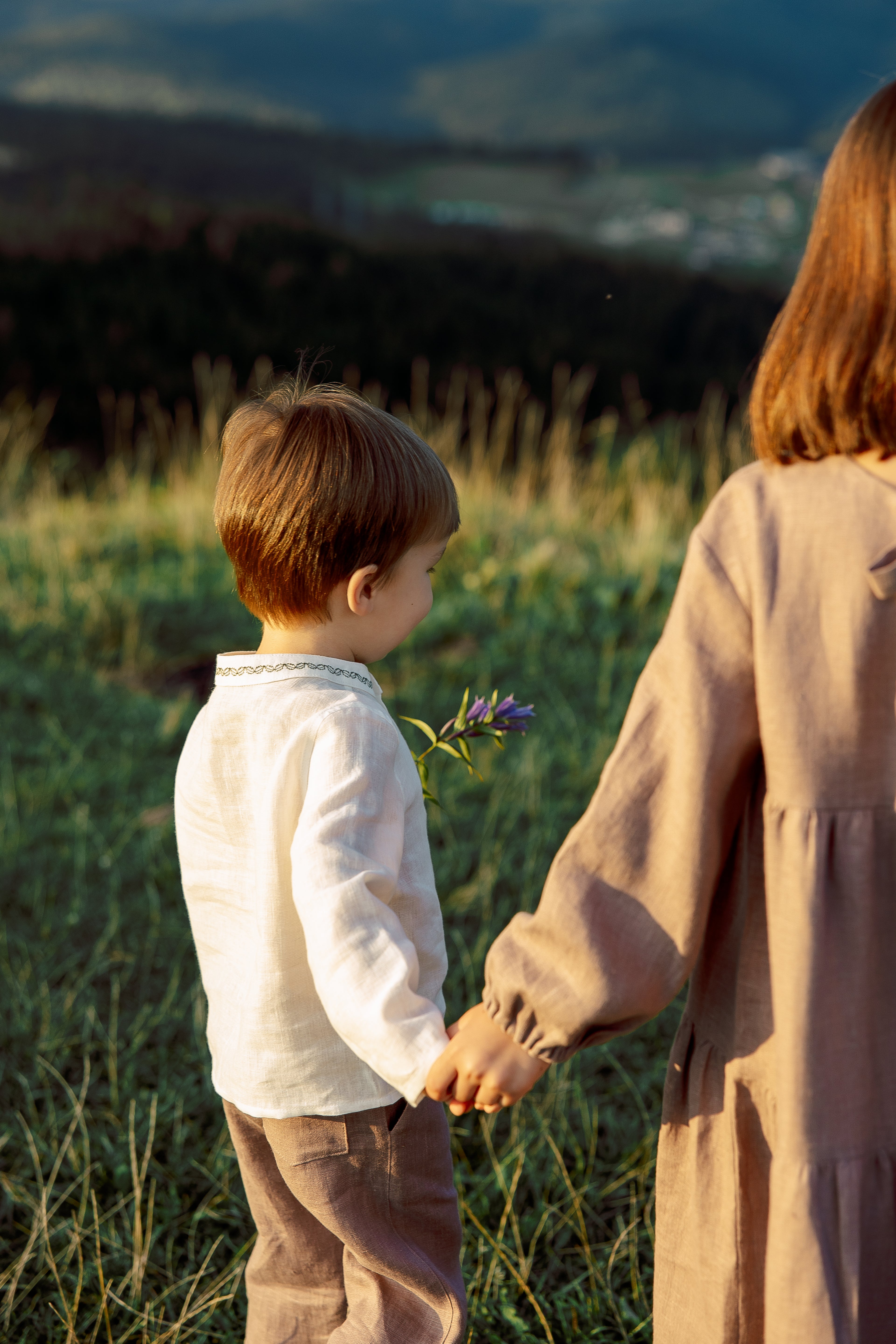 Minimalist embroidered boys’ linen shirt, soft breathable fabric, white shirt with green stitching, stylish toddler clothing.