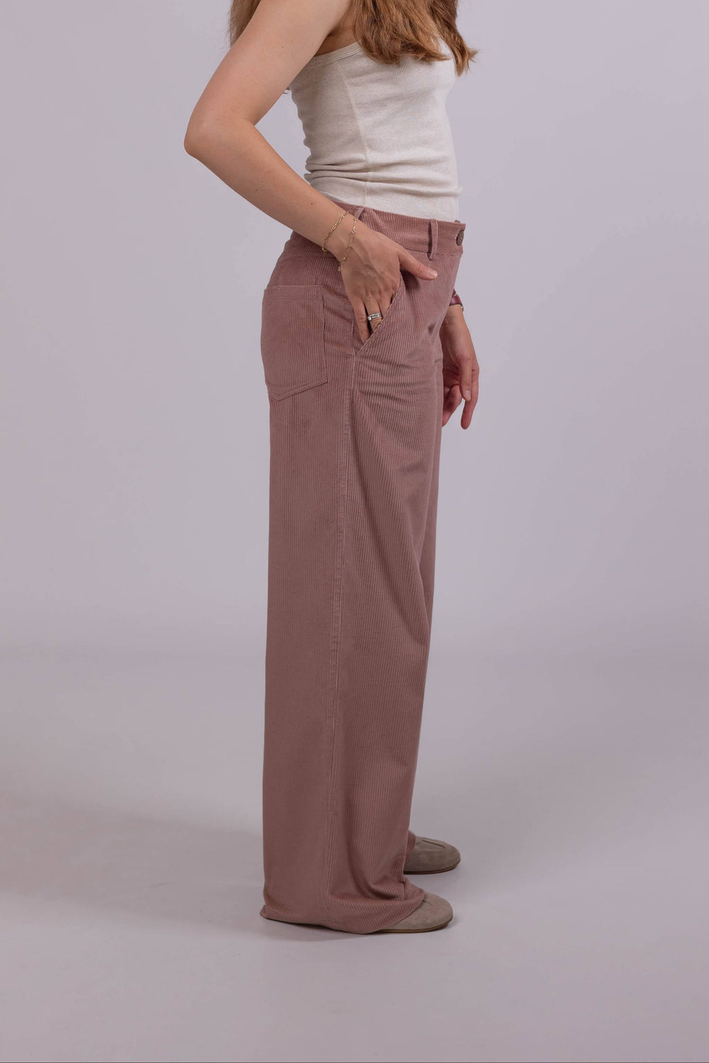 Powder pink women’s cotton corduroy trousers, straight cut, breathable fabric, casual and elegant look.