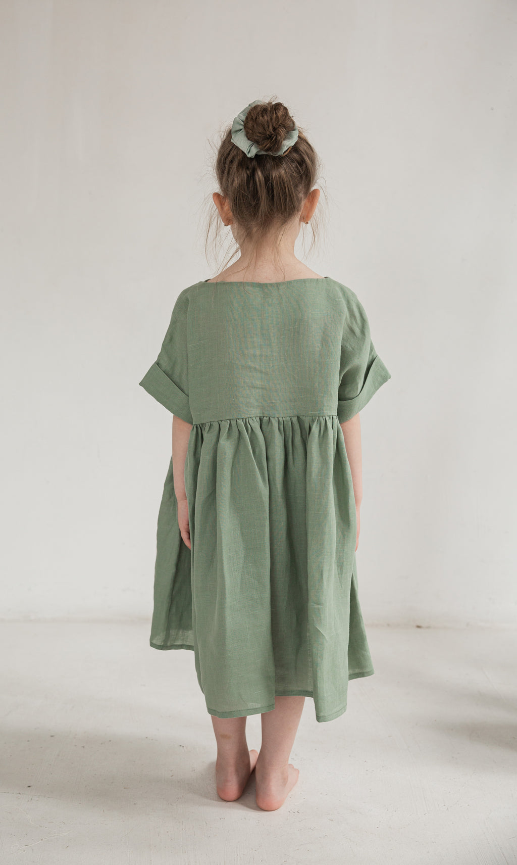 Timeless minimalist girls dress in sustainable ramie fabric, eco friendly children’s clothing