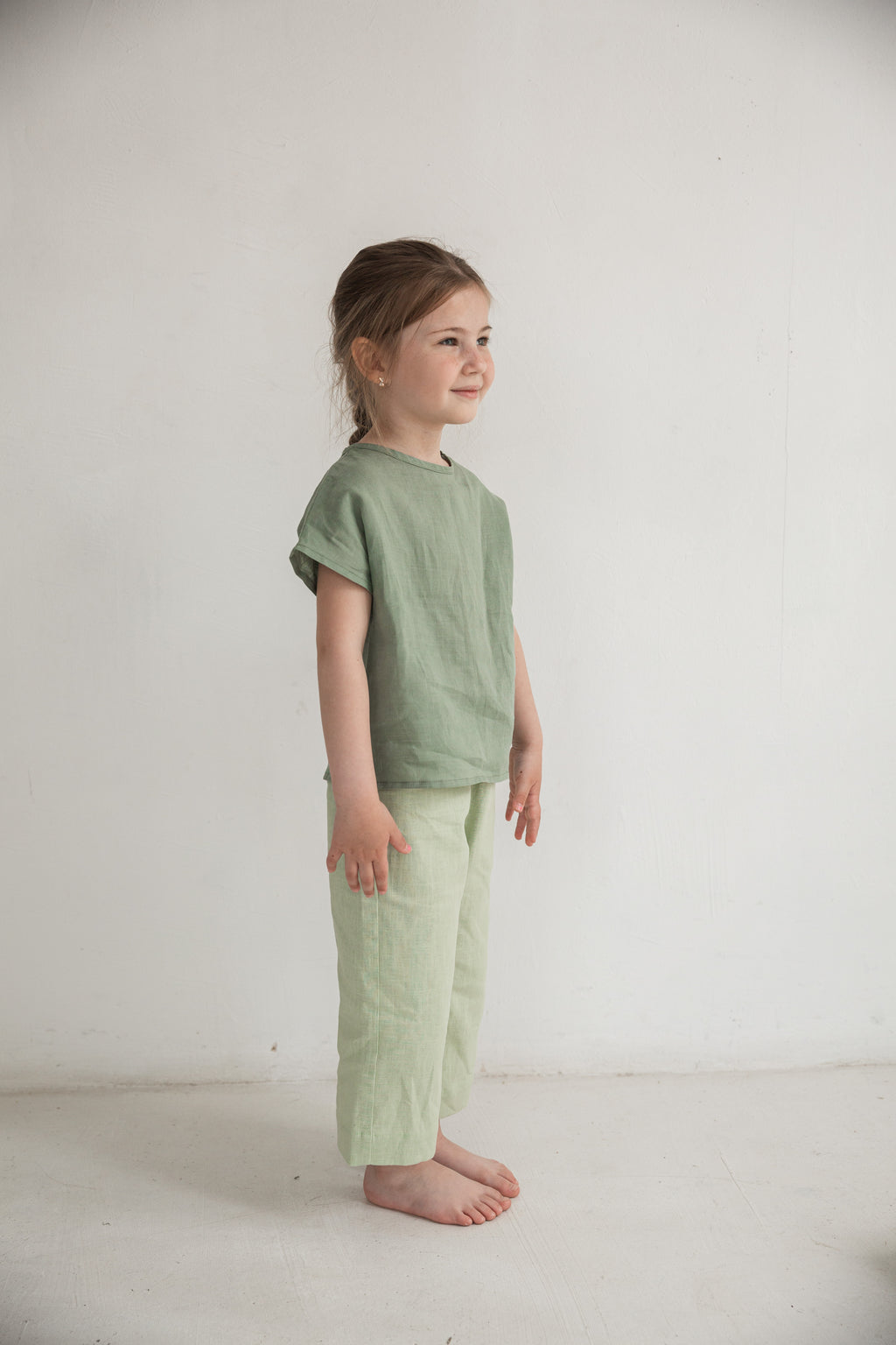 Minimalist style wide-leg pants for girls made from natural nettle fabric.