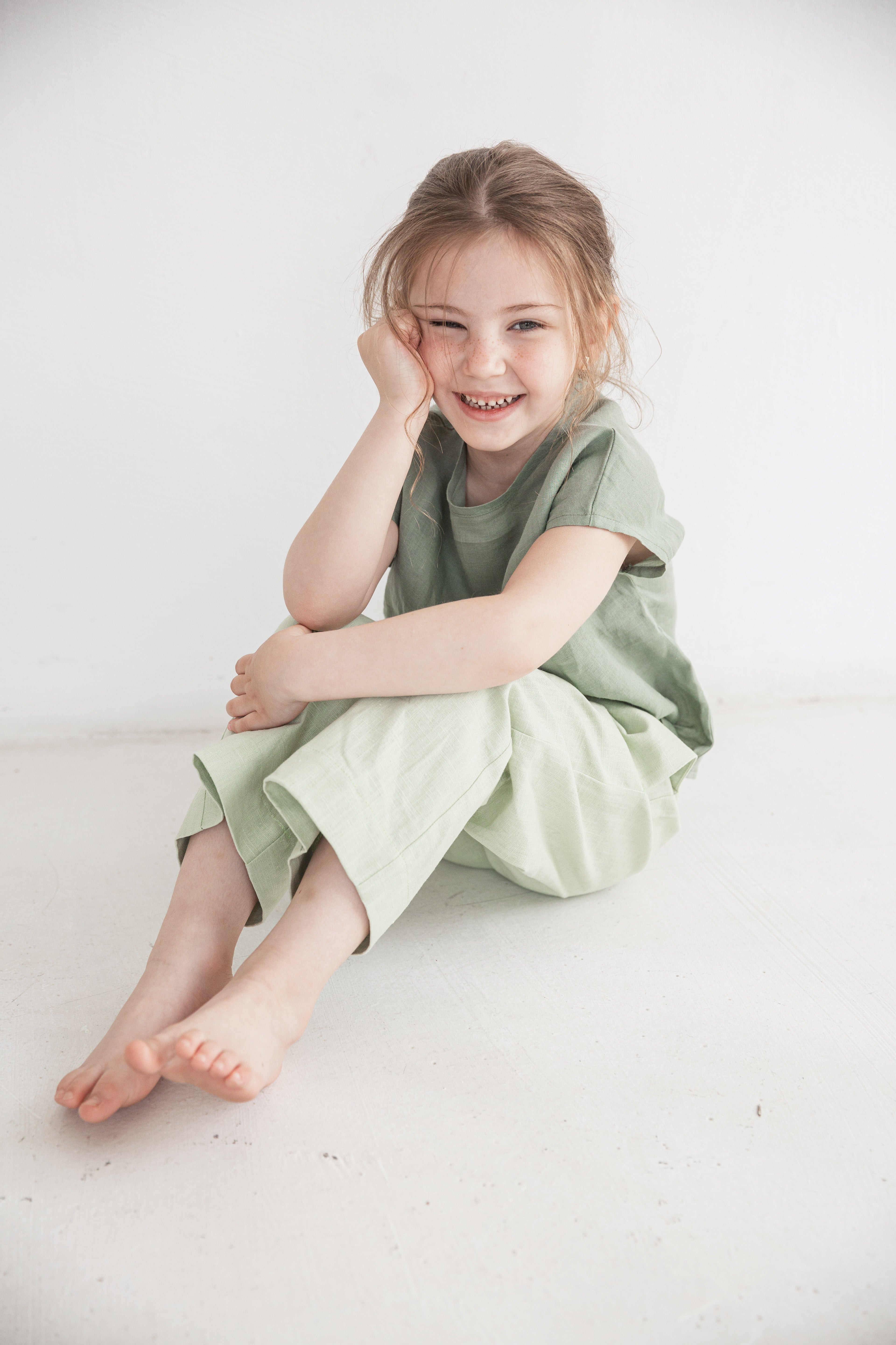 Stylish and timeless wide-leg pants for children in sustainable material.