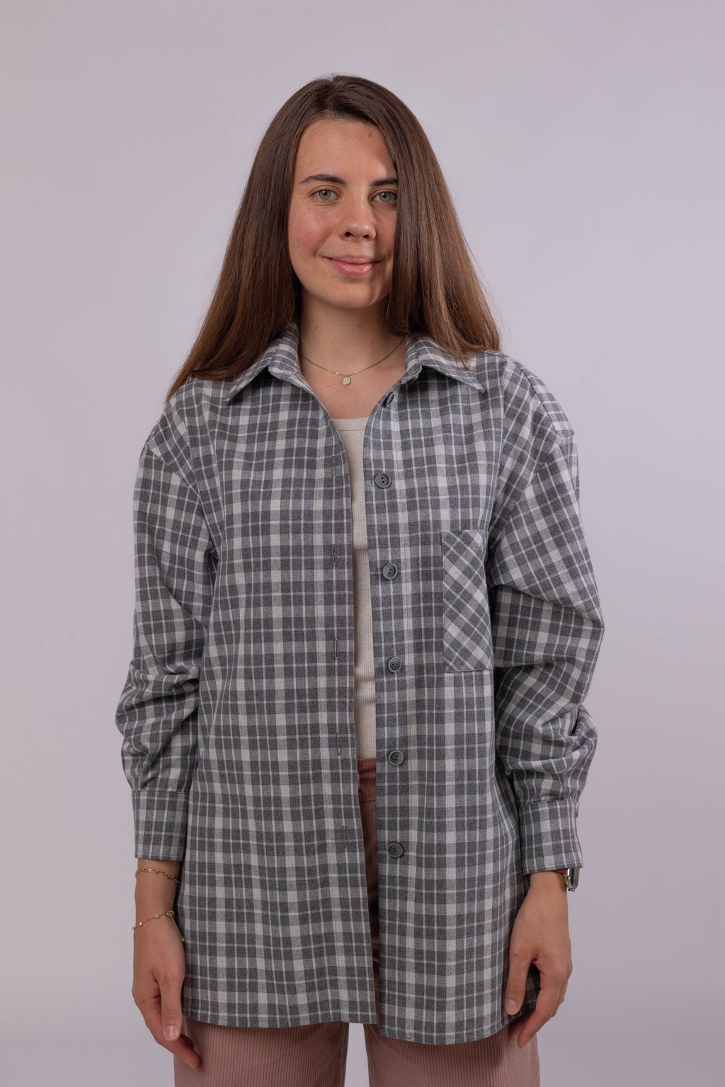 Casual women’s flannel shacket made from warm wool-cotton blend, oversized fit, stylish layering for everyday wear