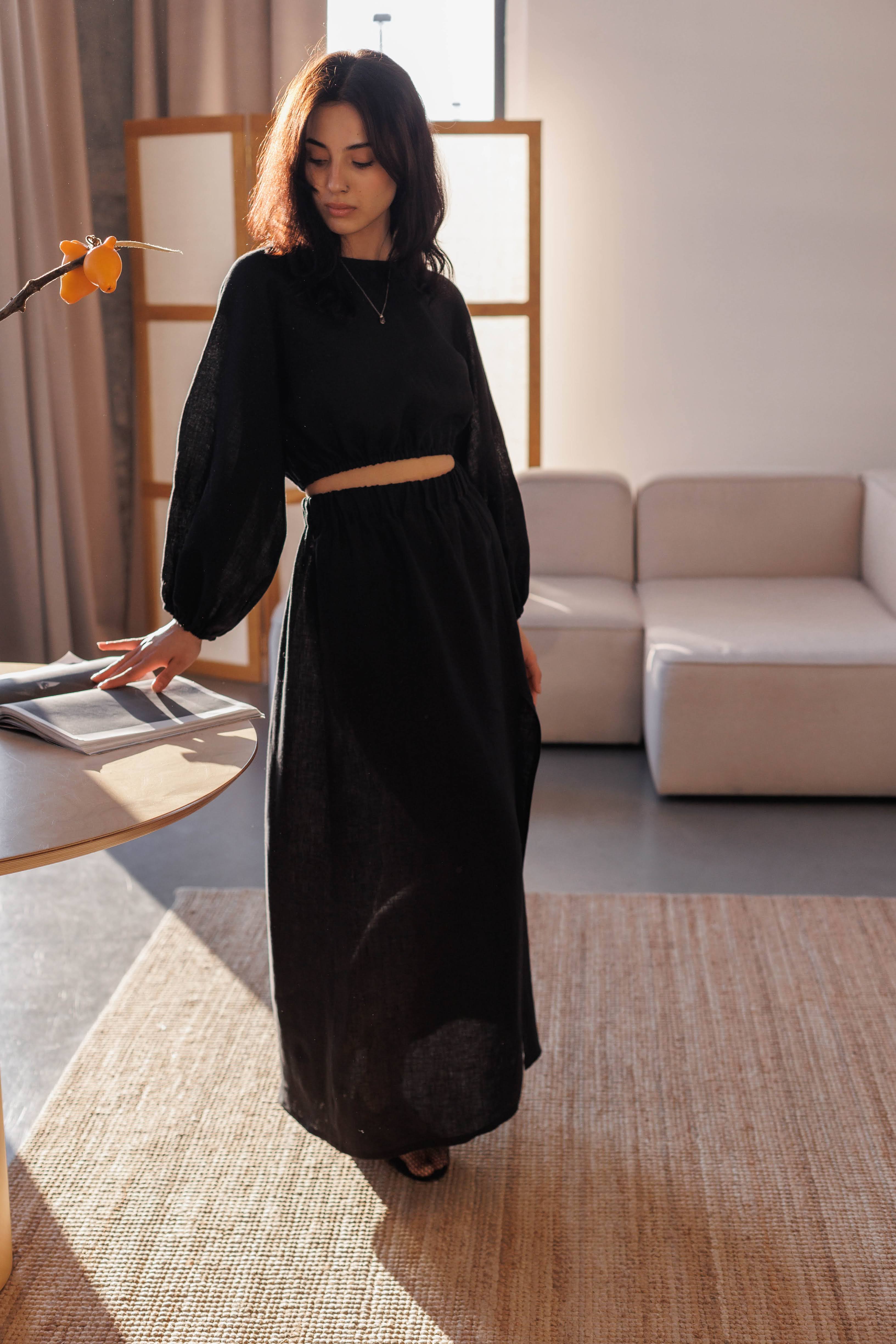 Women’s stonewashed linen skirt in A-line cut, featuring front slit and elasticated waistband.