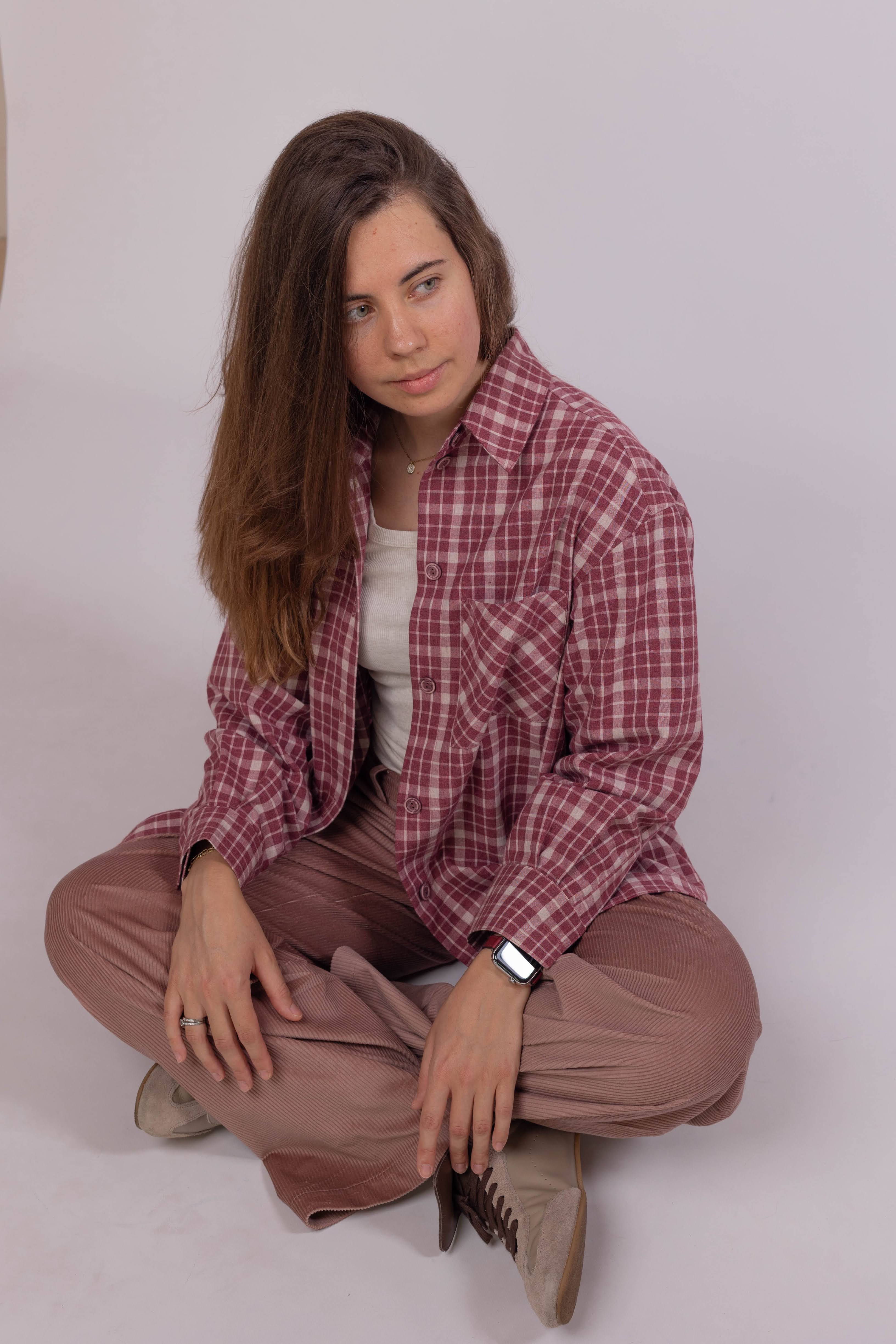 Casual women’s flannel shacket made from warm wool-cotton blend, oversized fit, stylish layering for everyday wear