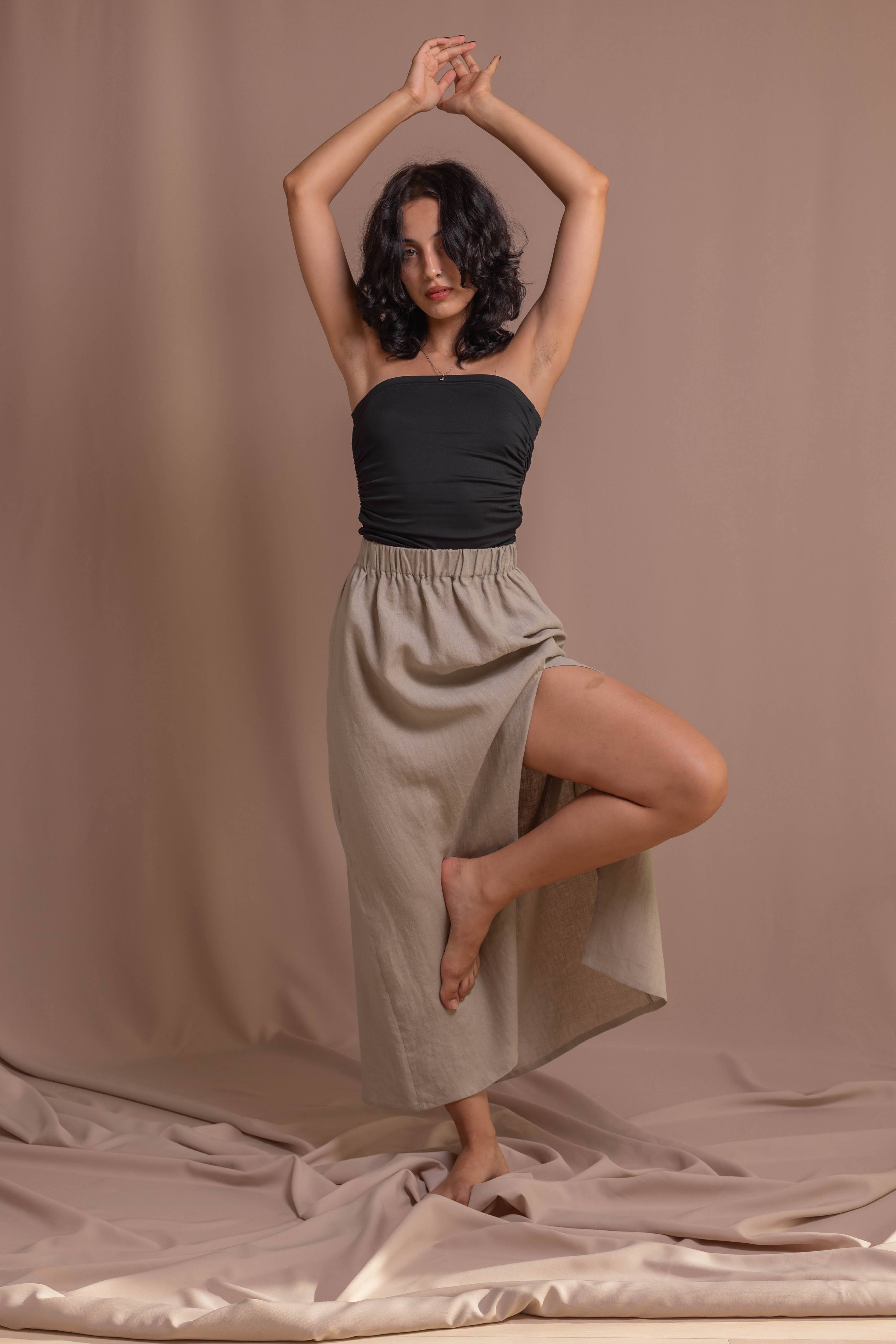 Elegant grey A-line skirt made from 100% stonewashed linen with soft elastic waistband and front slit, 97 cm length.