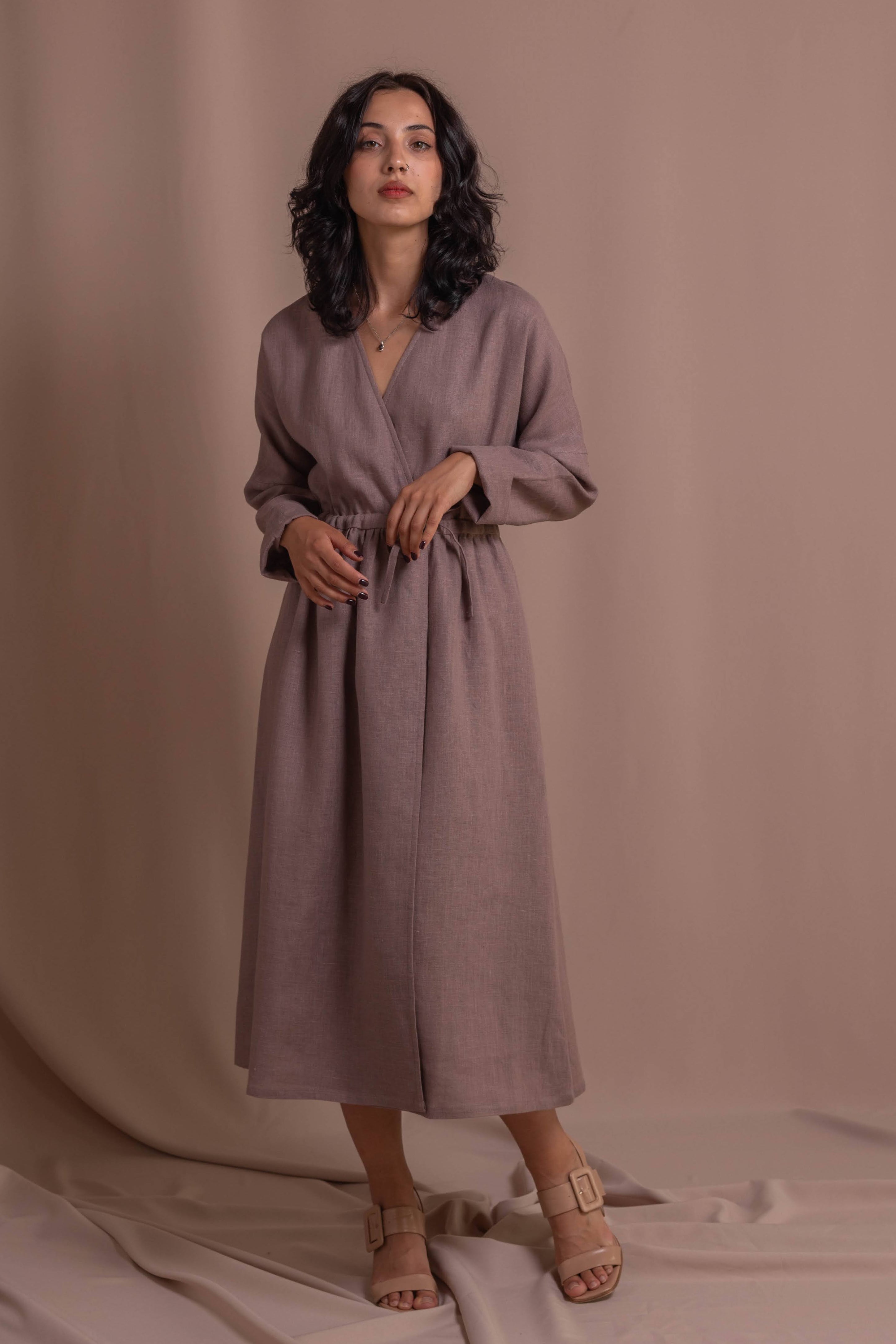 Wrap dress made from 100% softened linen with long sleeves and adjustable waist tie