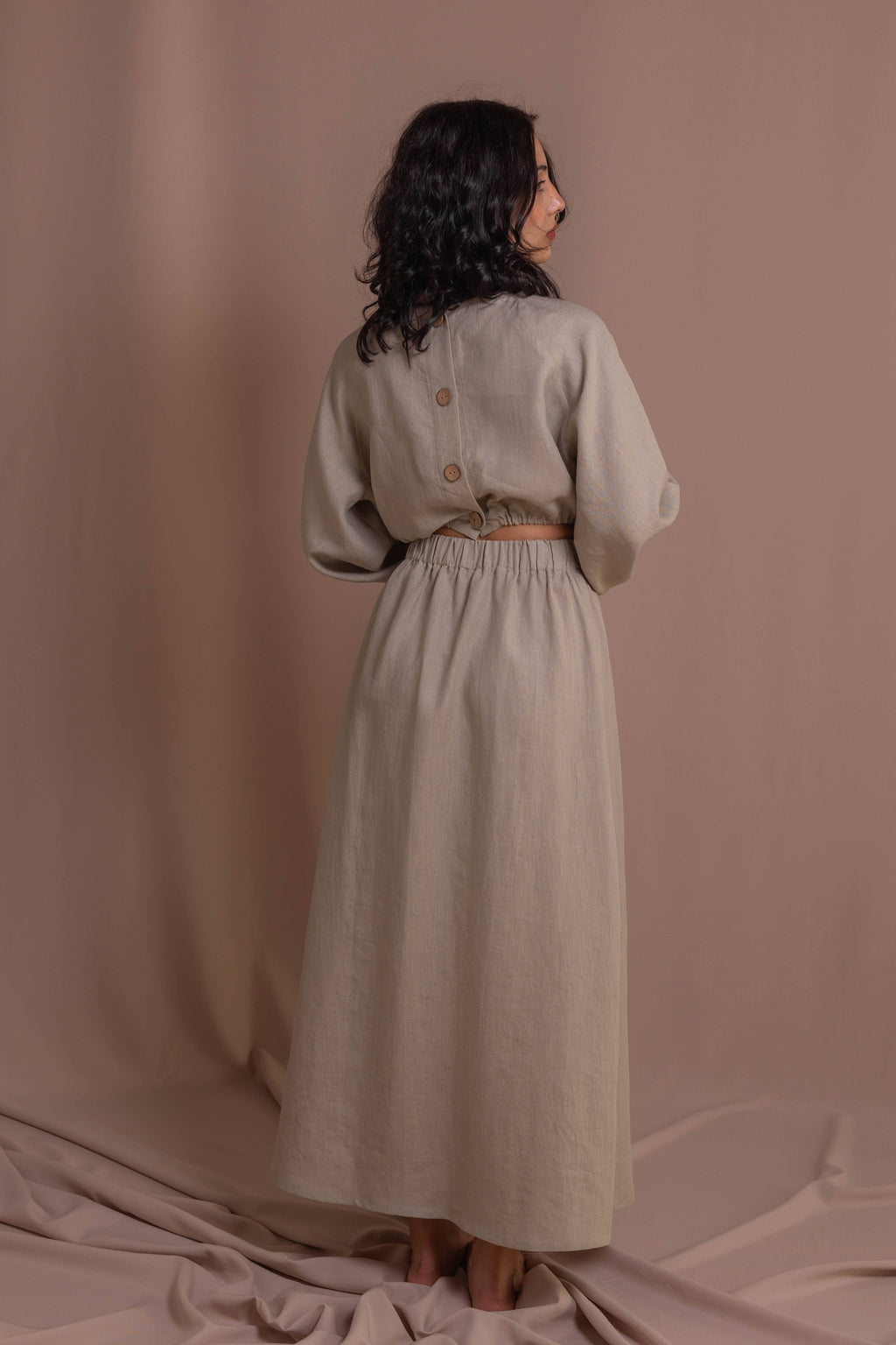 Breathable 100% linen blouse, relaxed fit, elegant design with puff sleeves and back coconut buttons for a natural look