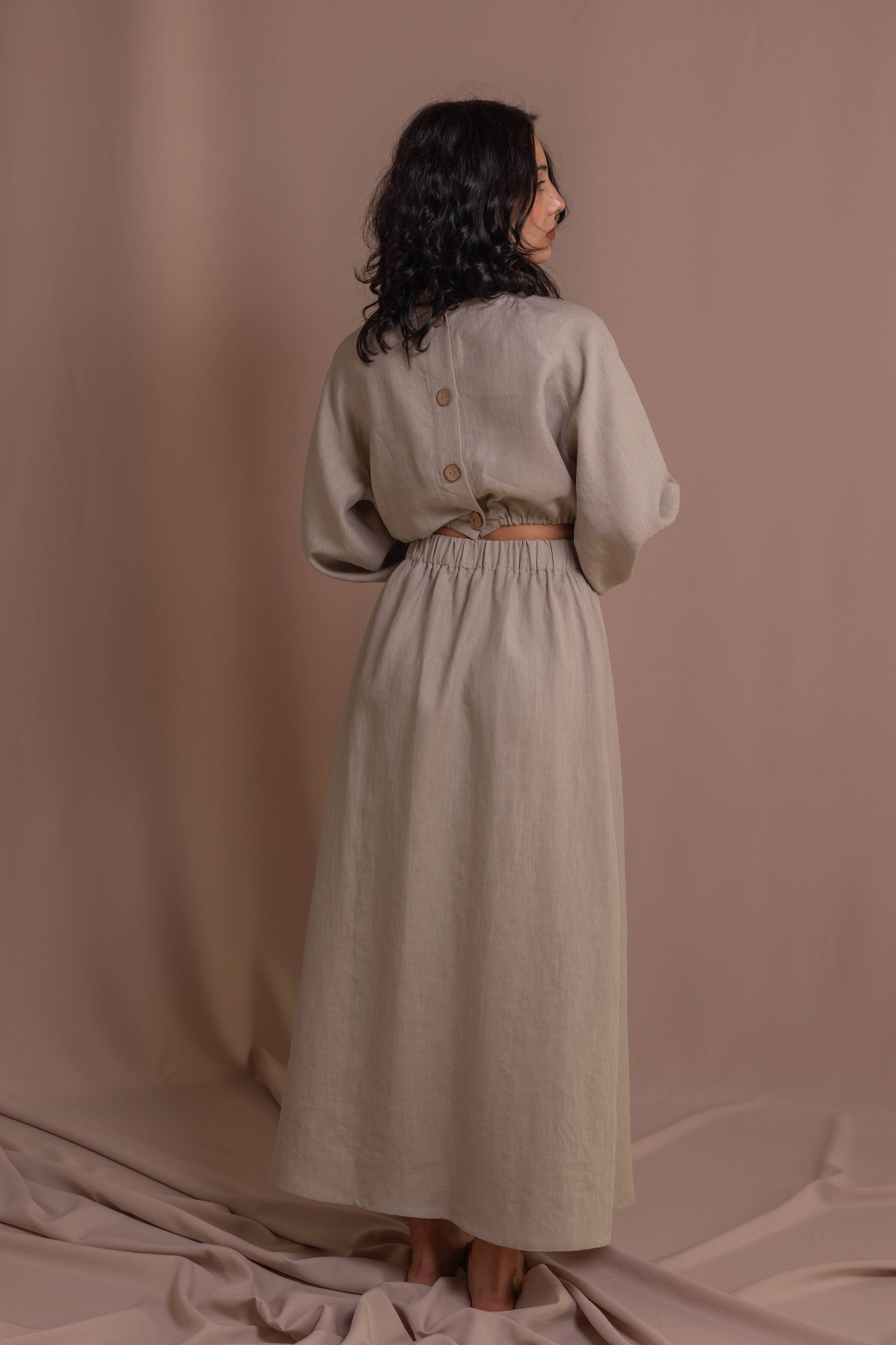 Breathable 100% linen blouse, relaxed fit, elegant design with puff sleeves and back coconut buttons for a natural look