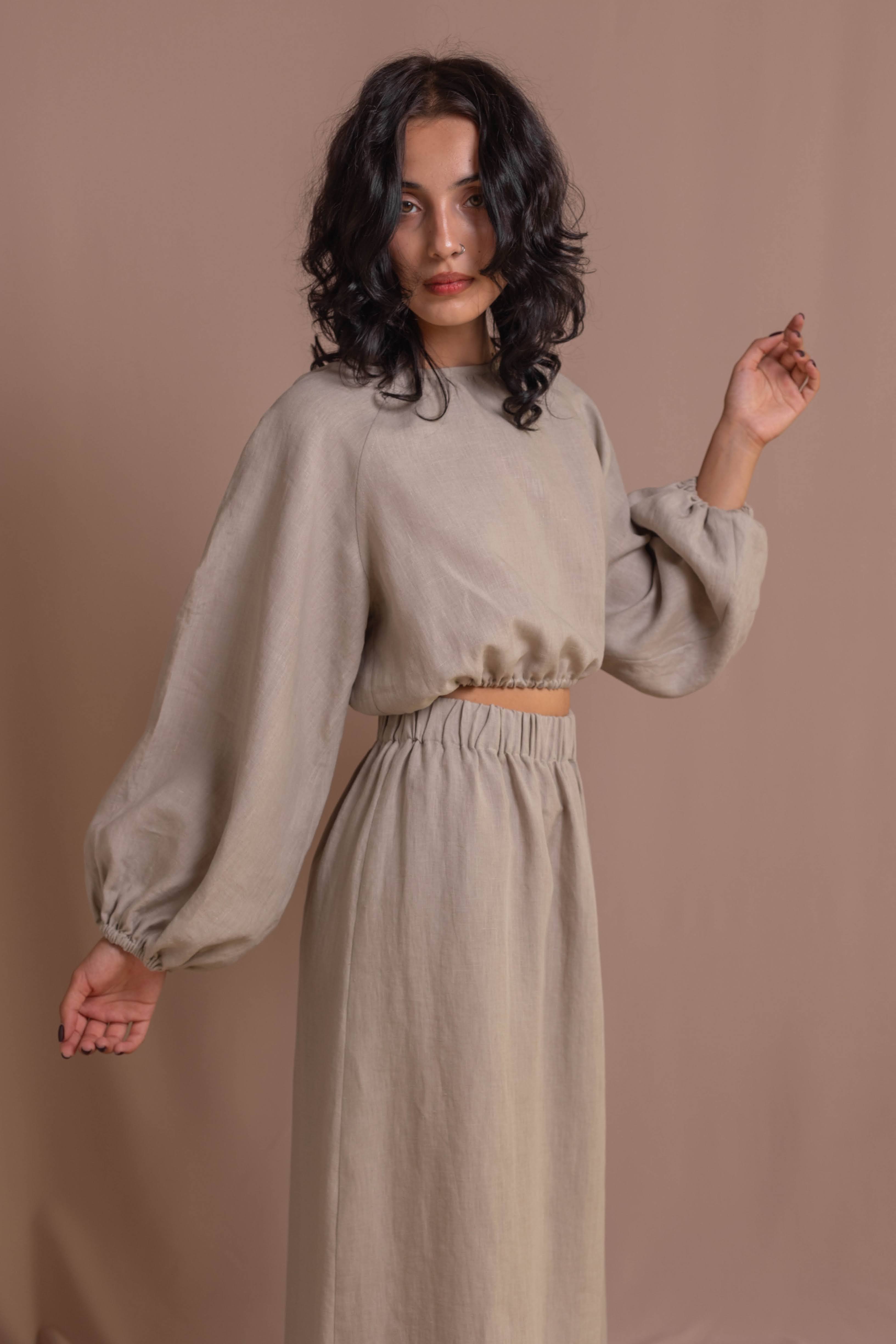 Handmade women’s blouse in 100% stonewashed linen with puff sleeves, elasticated hem, and coconut buttons on the back