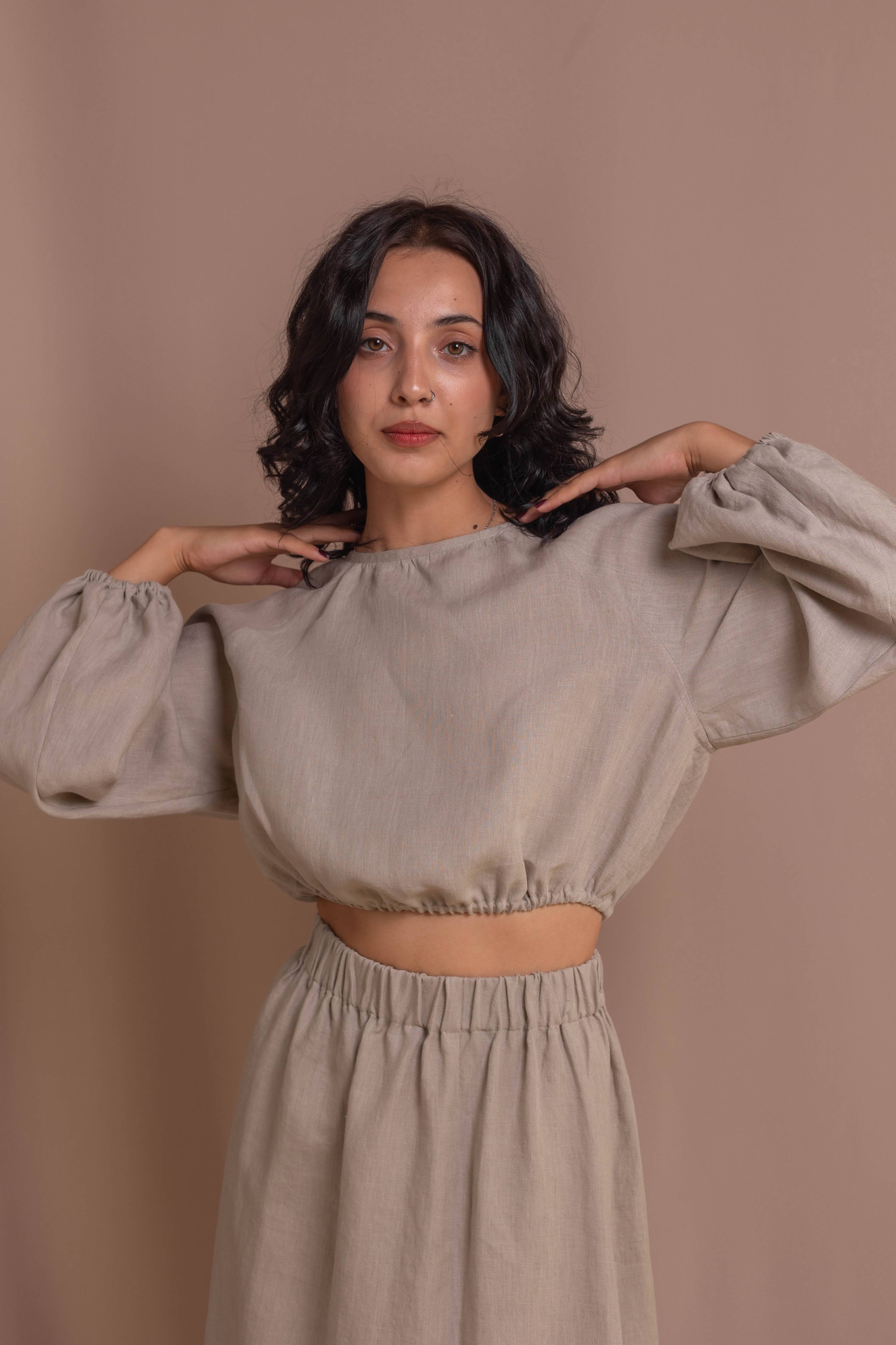 Handmade women’s blouse in 100% stonewashed linen with puff sleeves, elasticated hem, and coconut buttons on the back