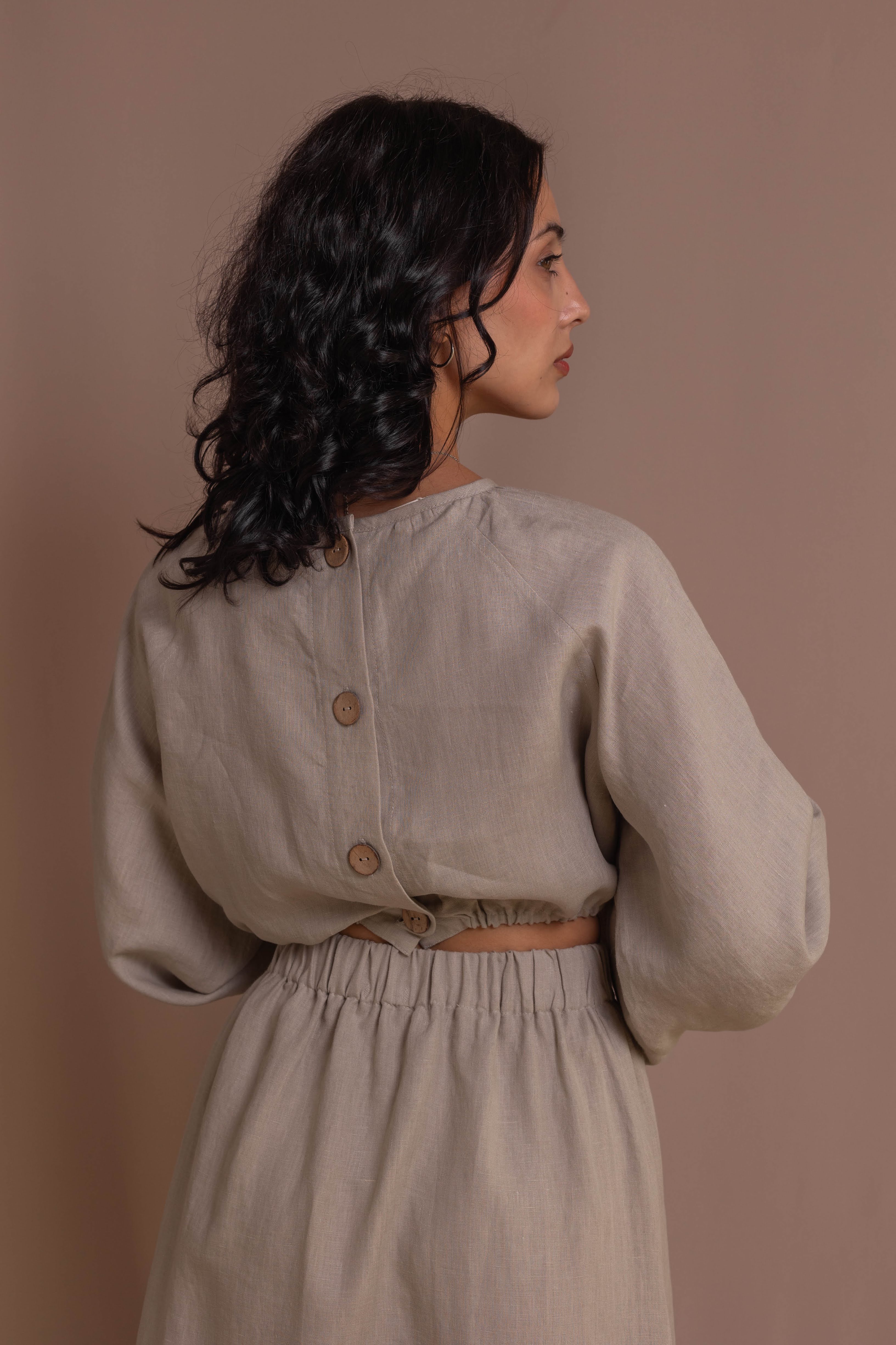 Women’s lightweight stonewashed linen blouse with airy sleeves and minimalist back detailing, ideal for summer outfits