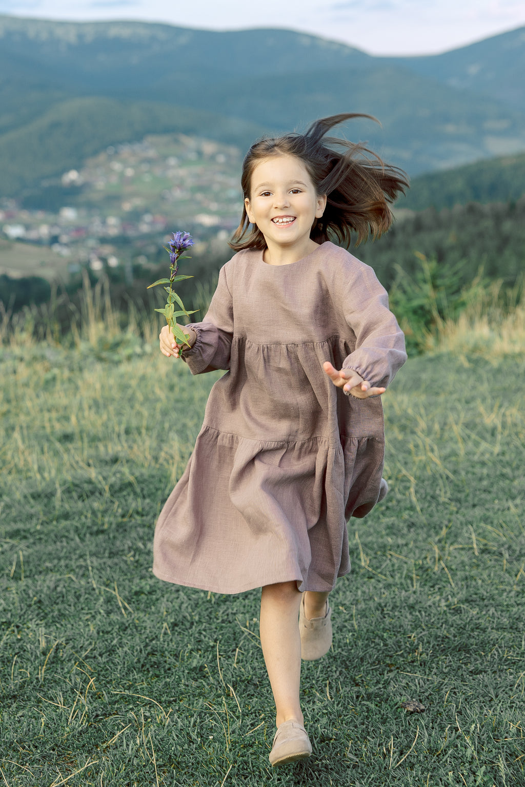 Soft and breathable 100% linen girls’ dress with puff sleeves, tiered skirt, and back bow, available in multiple colors