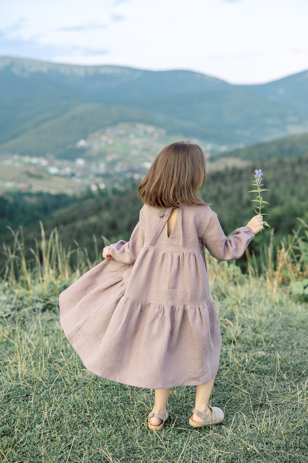 Toddler dress with puffed sleeves and cute back bow, made of high-quality linen, elegant and playful design.