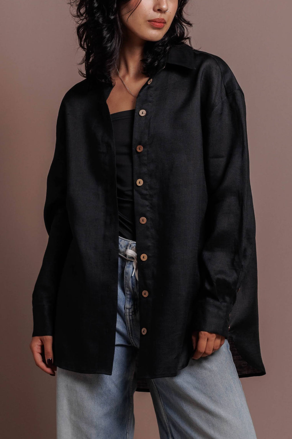 Black oversized shirt in 100% ramie fabric with button front and relaxed fit