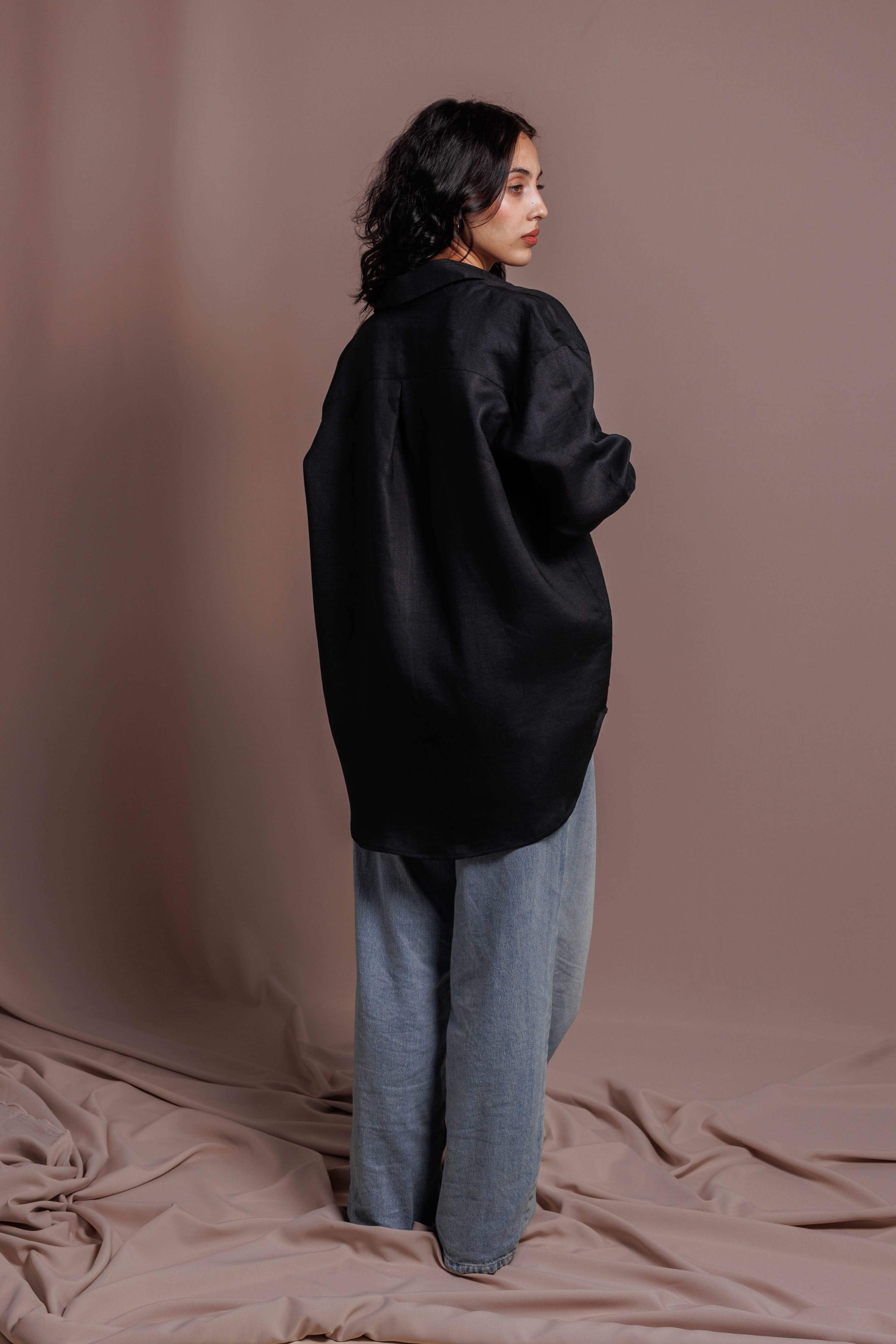 Oversized black shirt in natural ramie fabric with wooden buttons